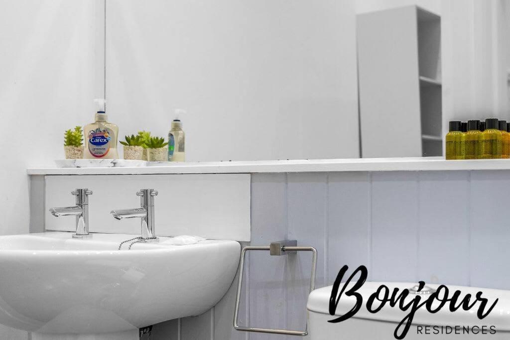 Clichy Ground Floor 1br-1 Ba, Shared Garden Access By Bonjour Residences *