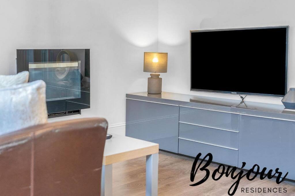 Clichy Ground Floor 1br-1 Ba, Shared Garden Access By Bonjour Residences Apartment *