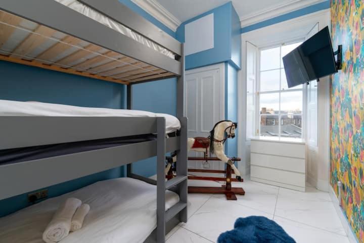 Spacious Modern Centre Castle Views * Edinburgh