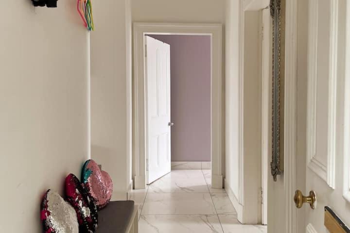 Spacious Modern Centre Castle Views Apartment