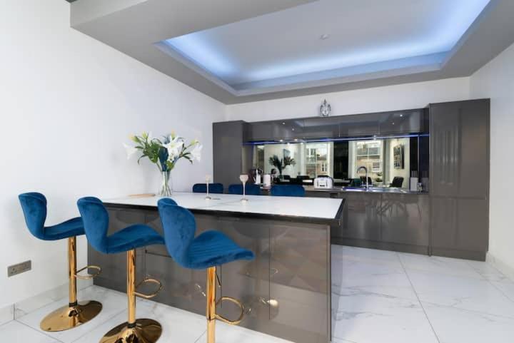 Apartment Spacious Modern Centre Castle Views