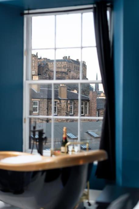 Apartment Spacious Modern Centre Castle Views Edinburgh