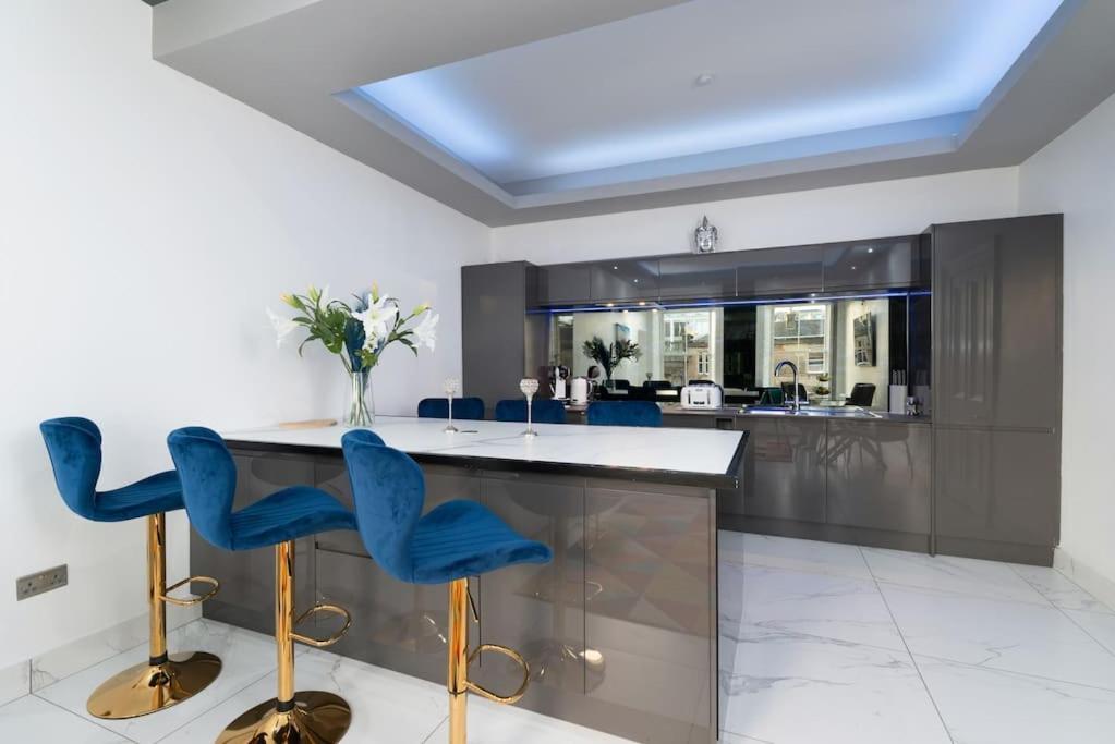 Spacious Modern Centre Castle Views Apartment