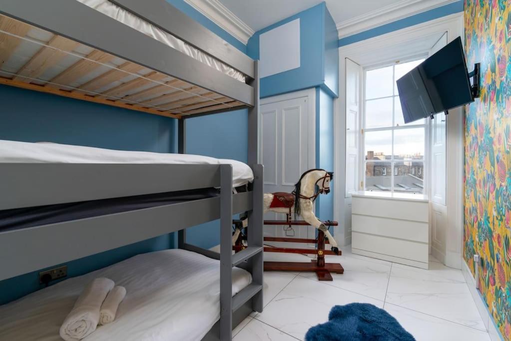 Spacious Modern Centre Castle Views Apartment