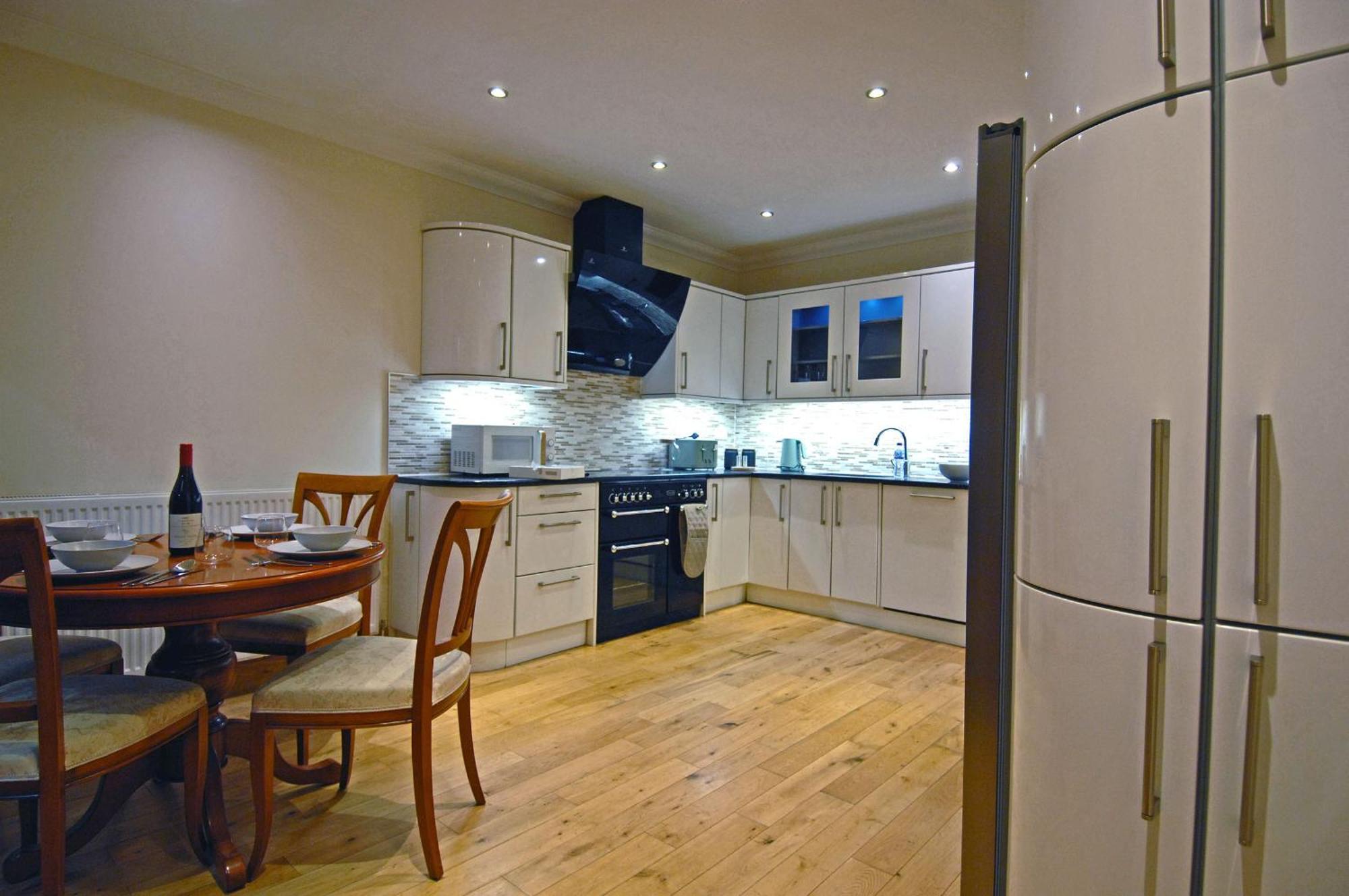 Spacious 3 Bed Townhouse With Parking Apartment Edinburgh