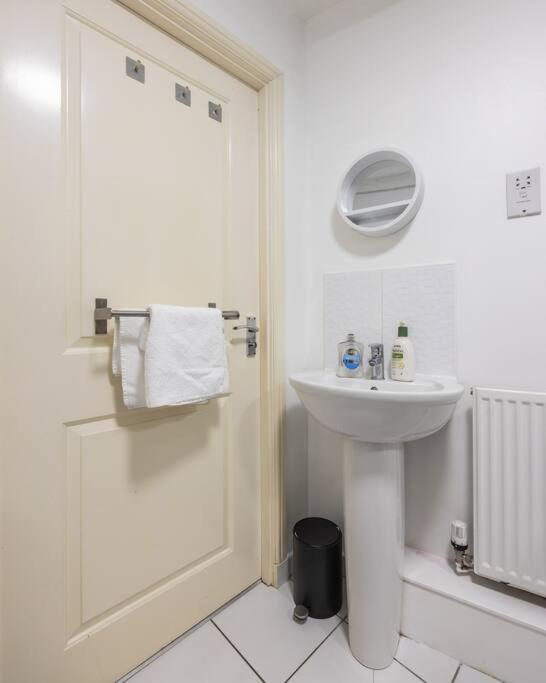 Apartment Stunning 1 Bd Flat In Lochend Park With A Patio *