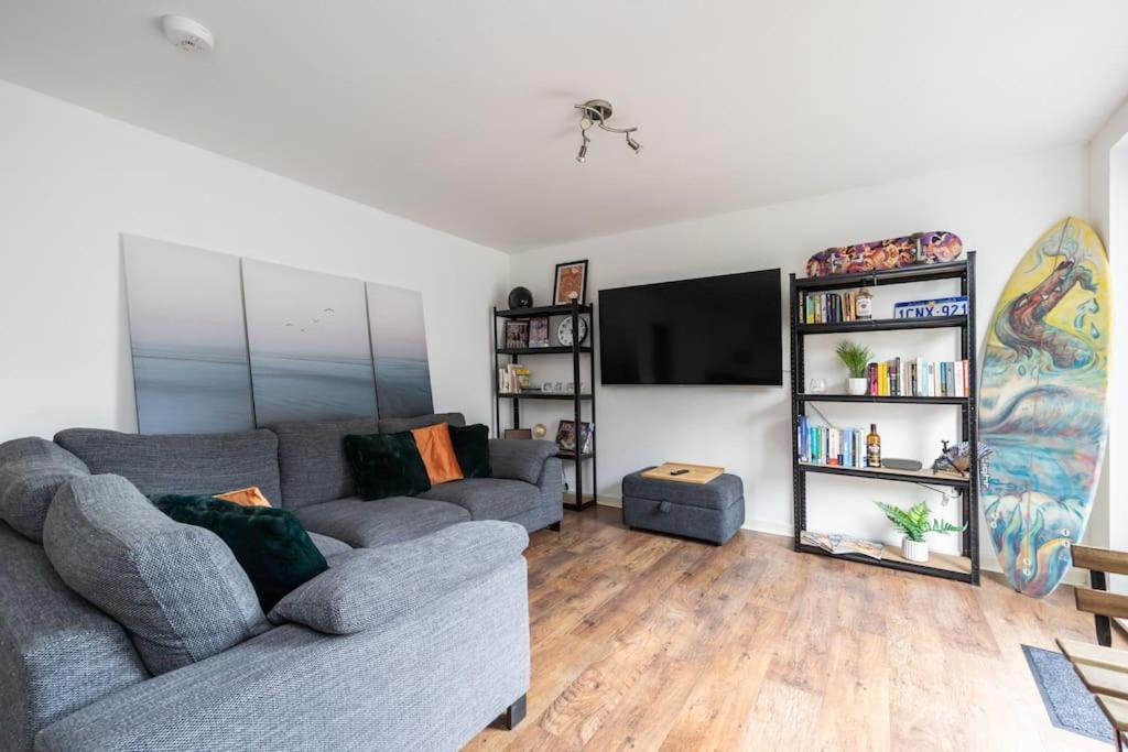 Stunning 1 Bd Flat In Lochend Park With A Patio Apartment