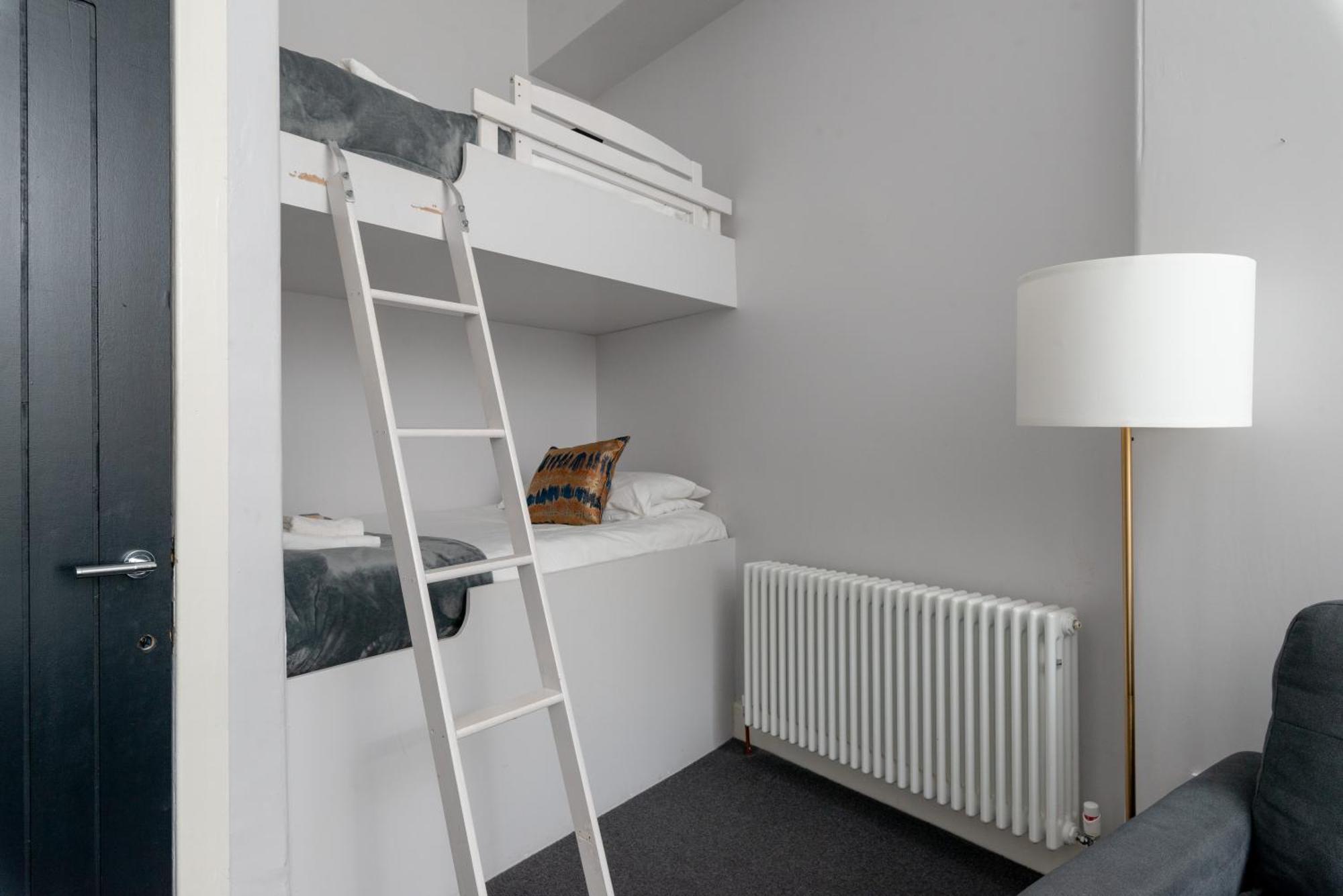Pass The Keys Main Door 3 Bed With Free Parking Apartment Edinburgh