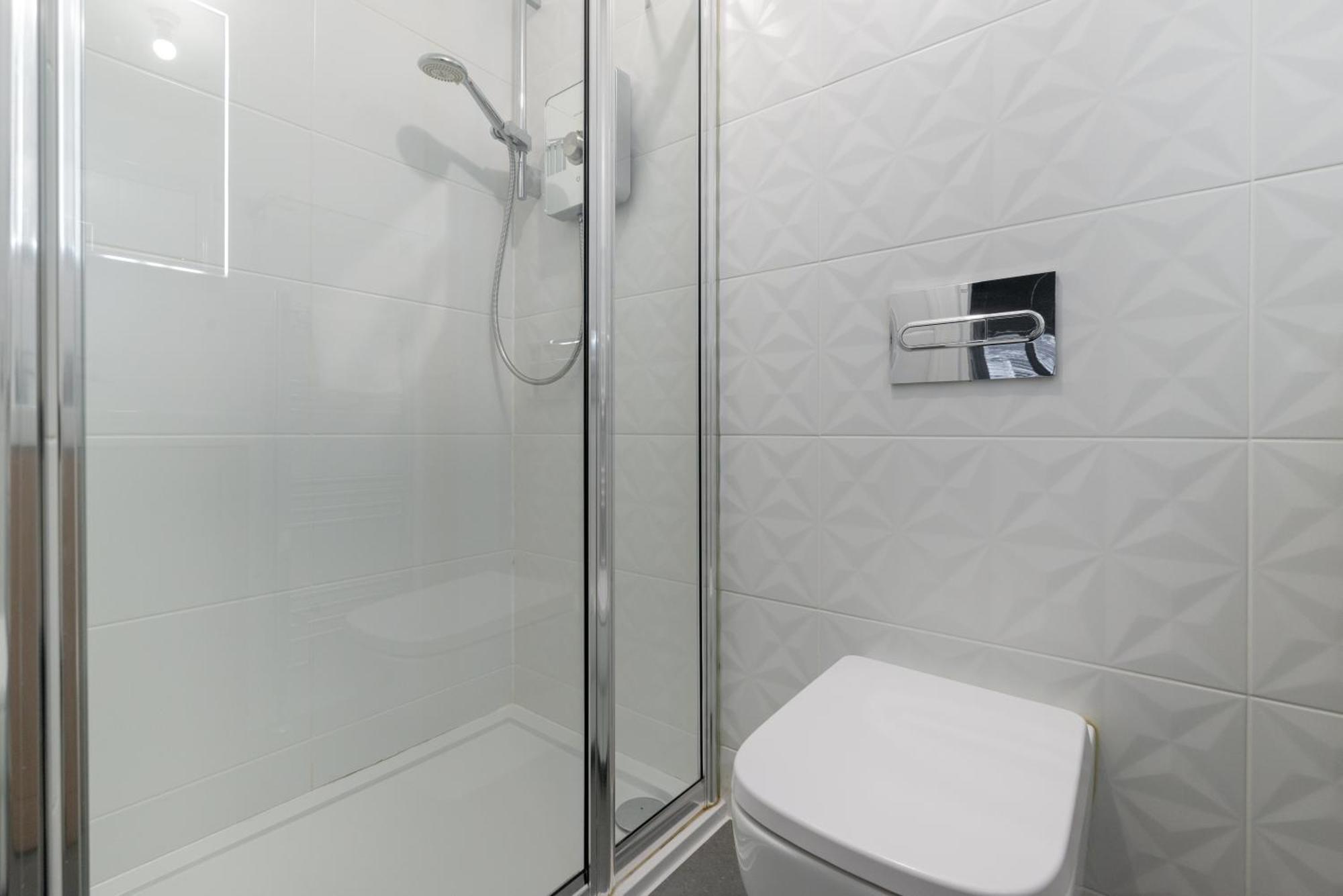 Pass The Keys Main Door 3 Bed With Free Parking *