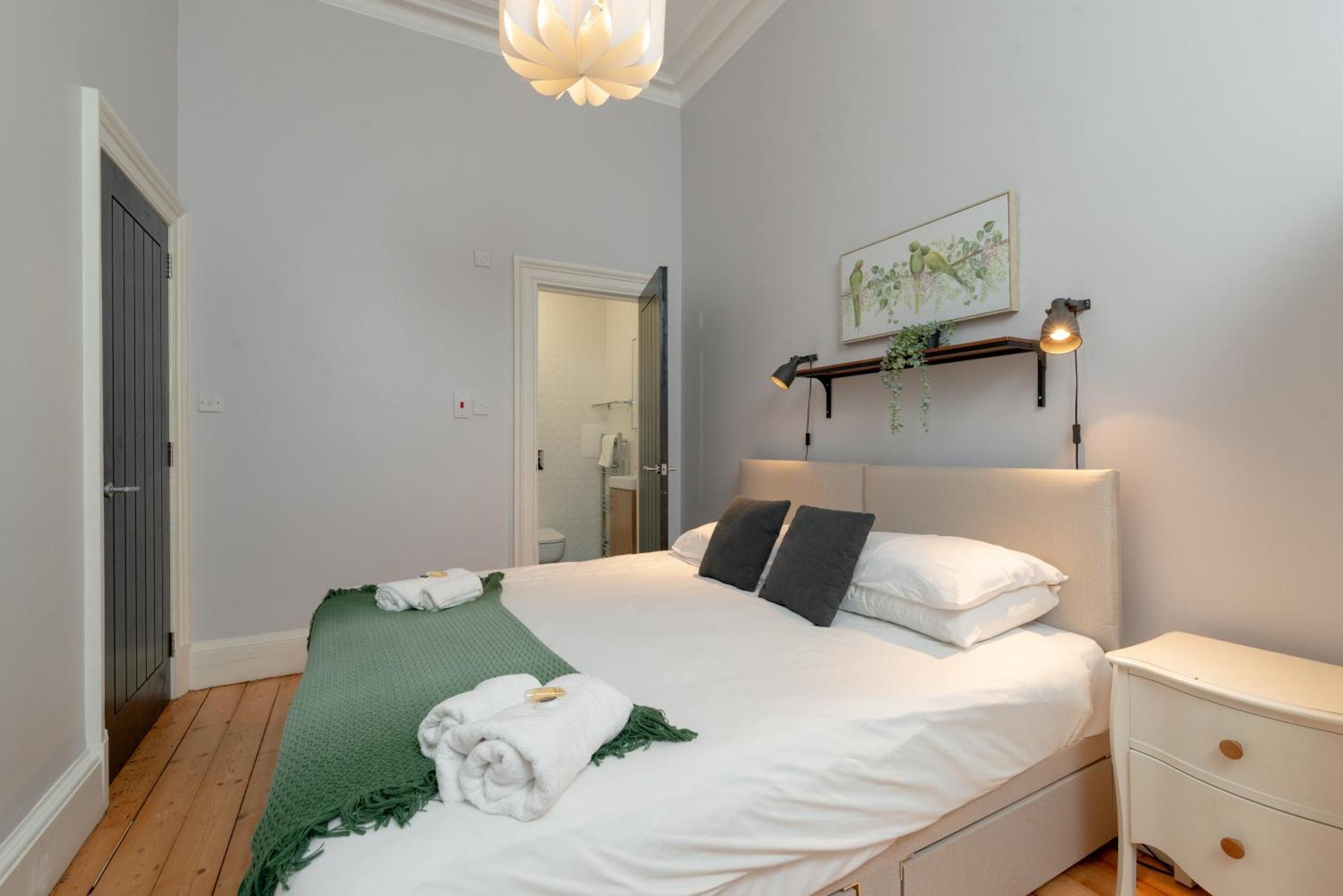 Pass The Keys Main Door 3 Bed With Free Parking Apartment Edinburgh
