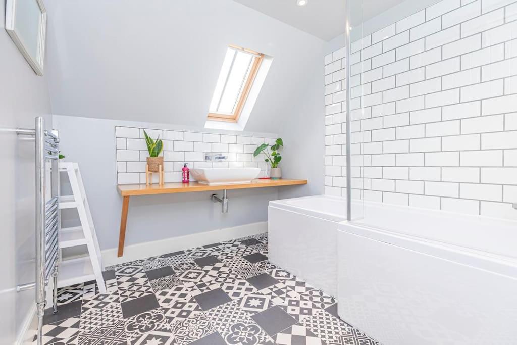 The Gate House - 3 Bed & Parking Villa *