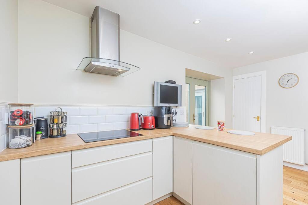 The Gate House - 3 Bed & Parking Villa