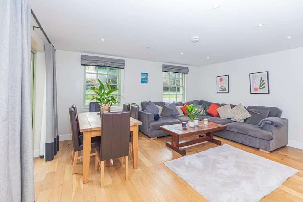 The Gate House - 3 Bed & Parking Villa
