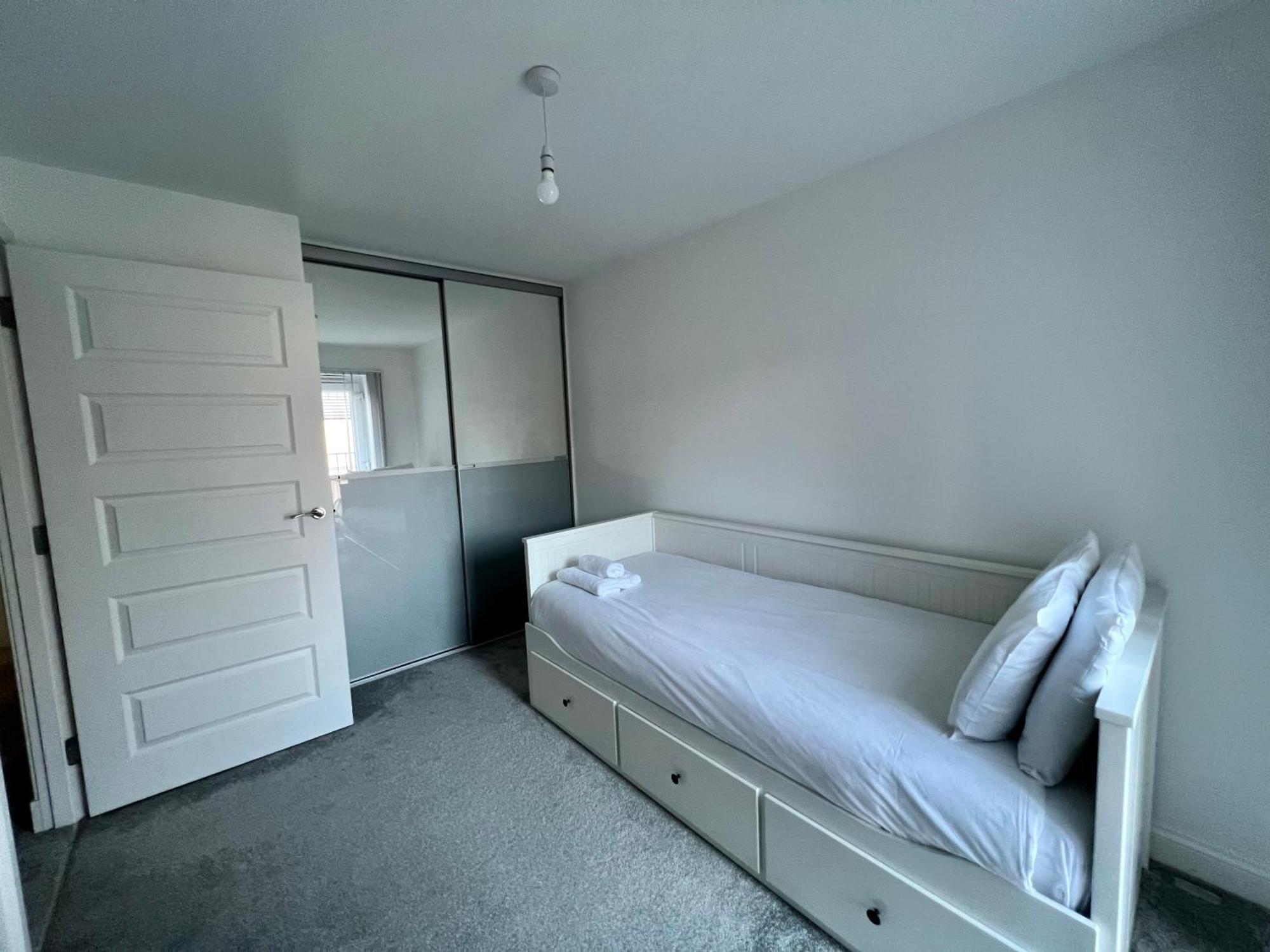 Beautiful 4-bedroom House With Private Garden & Parking Holiday home *