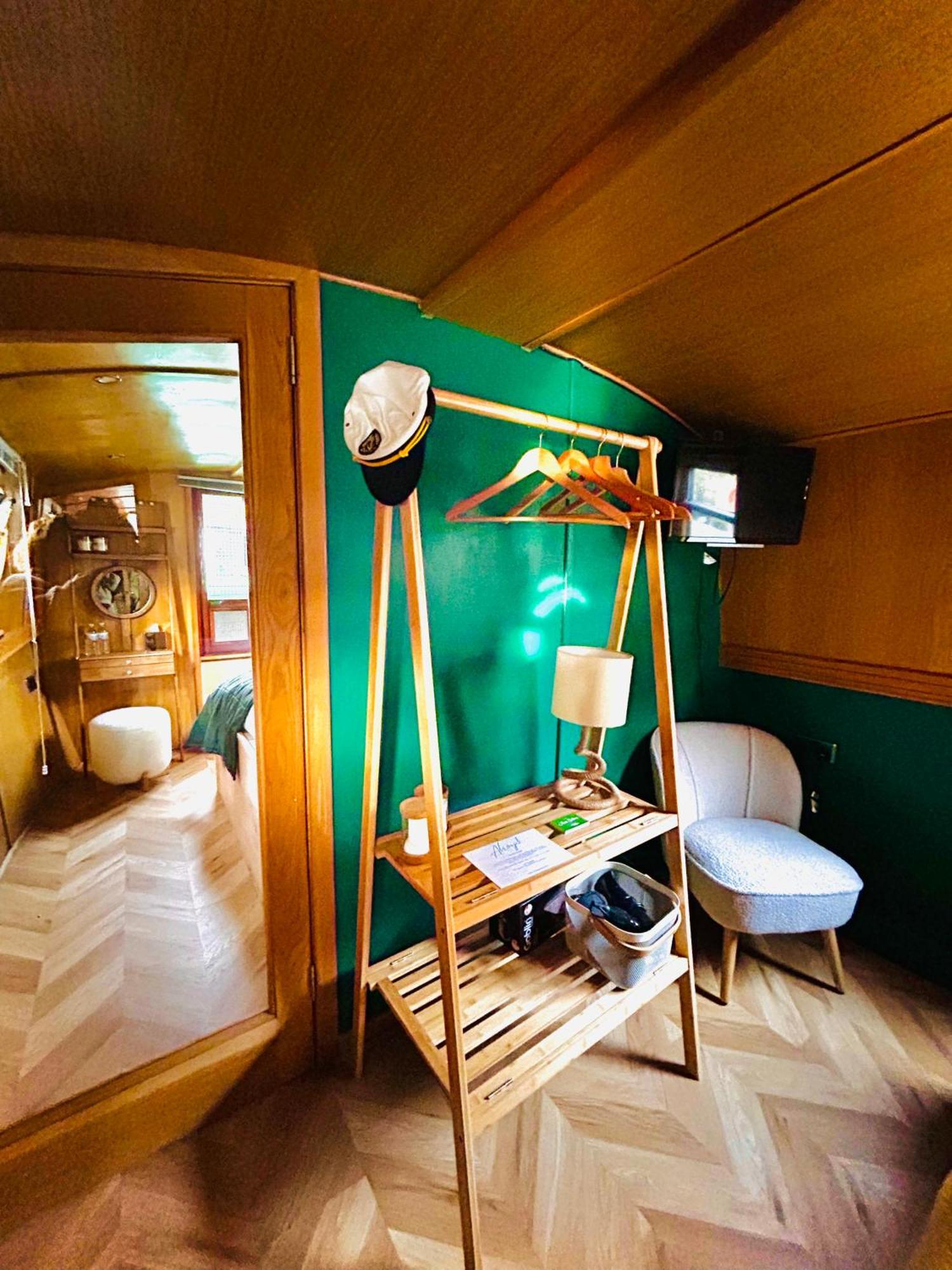 - Houseboats Botel Edinburgh