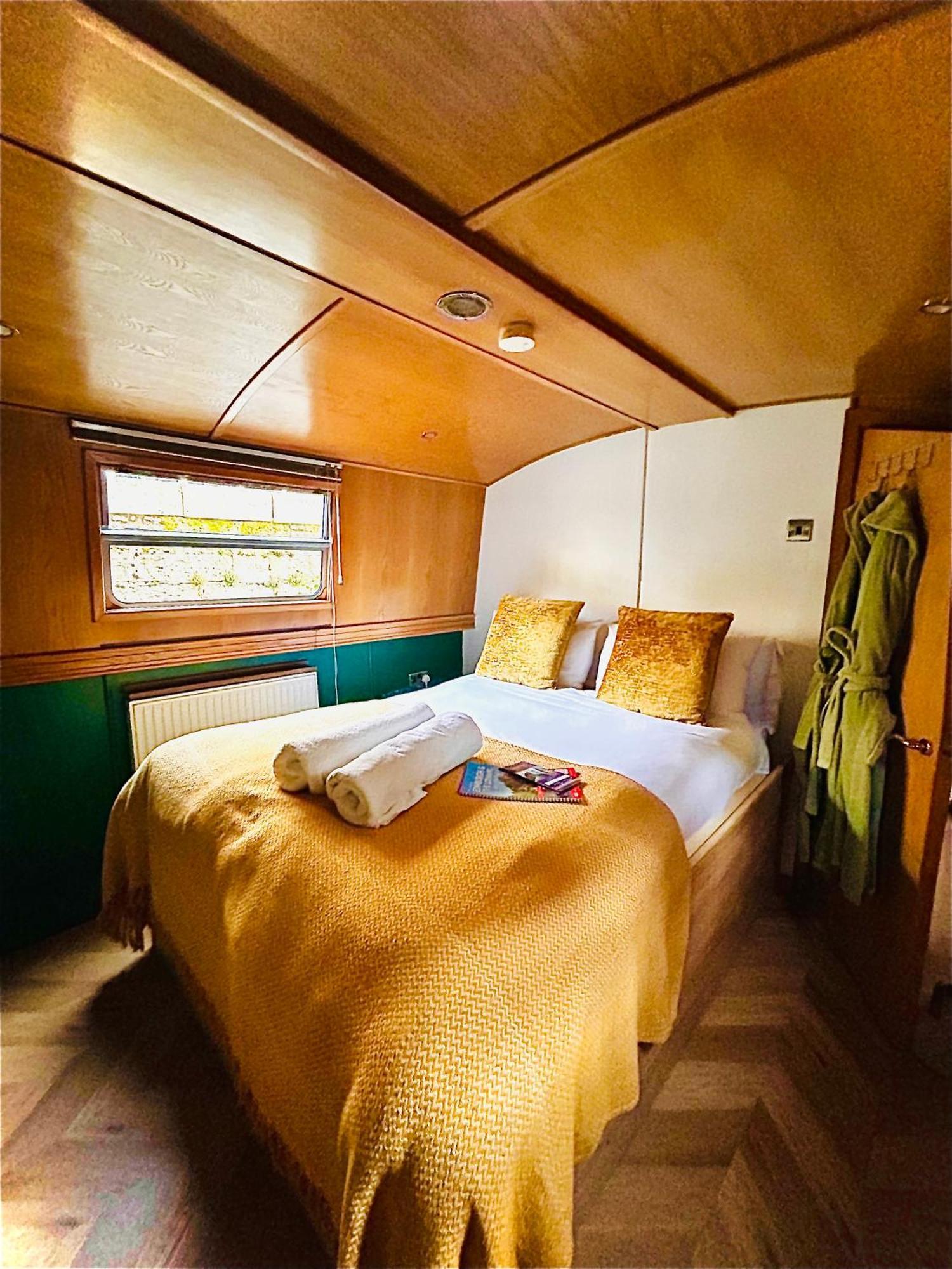 - Houseboats Botel Edinburgh