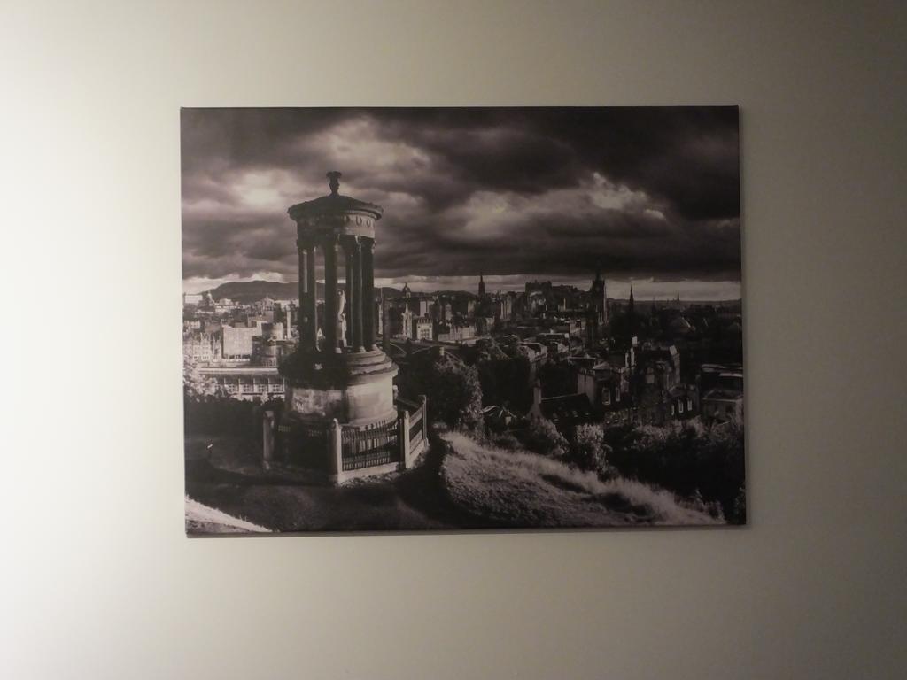 Lochrin Apartment *