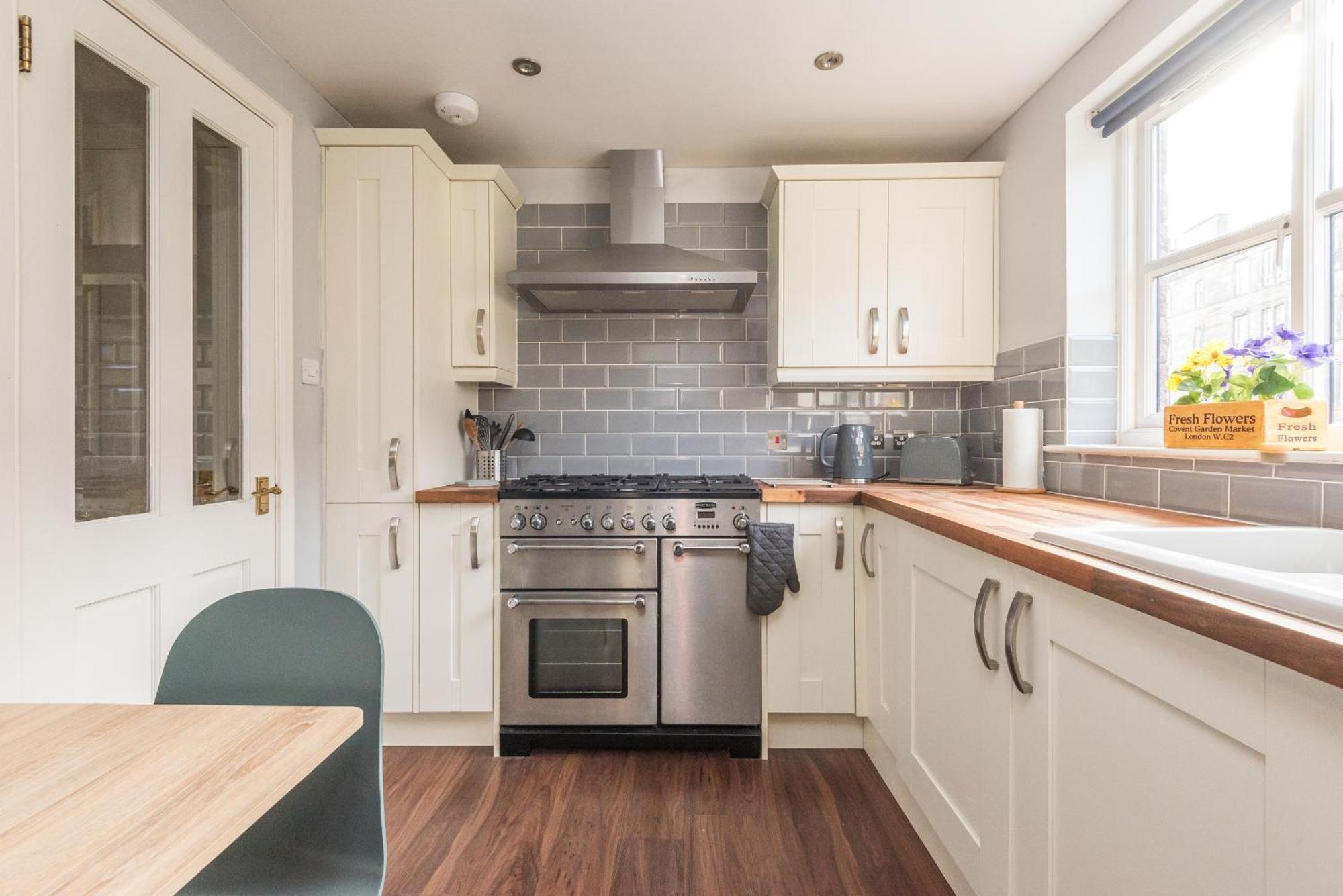 Cosy Roseburn Apartment, - 2 Bedrooms, Free Parking Edinburgh
