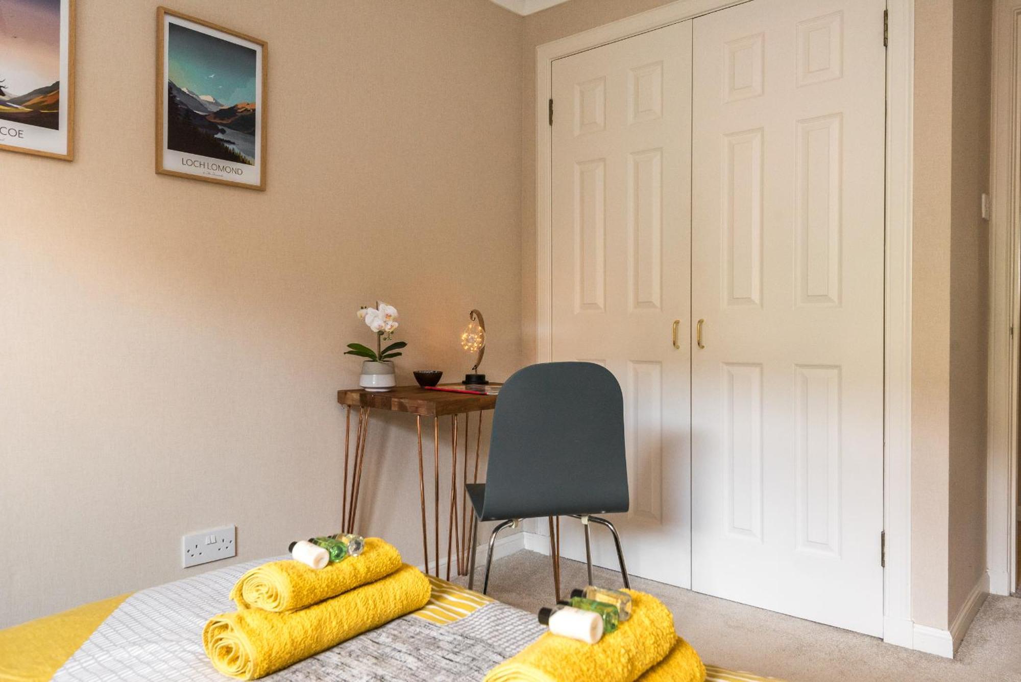Cosy Roseburn Apartment, - 2 Bedrooms, Free Parking * Edinburgh