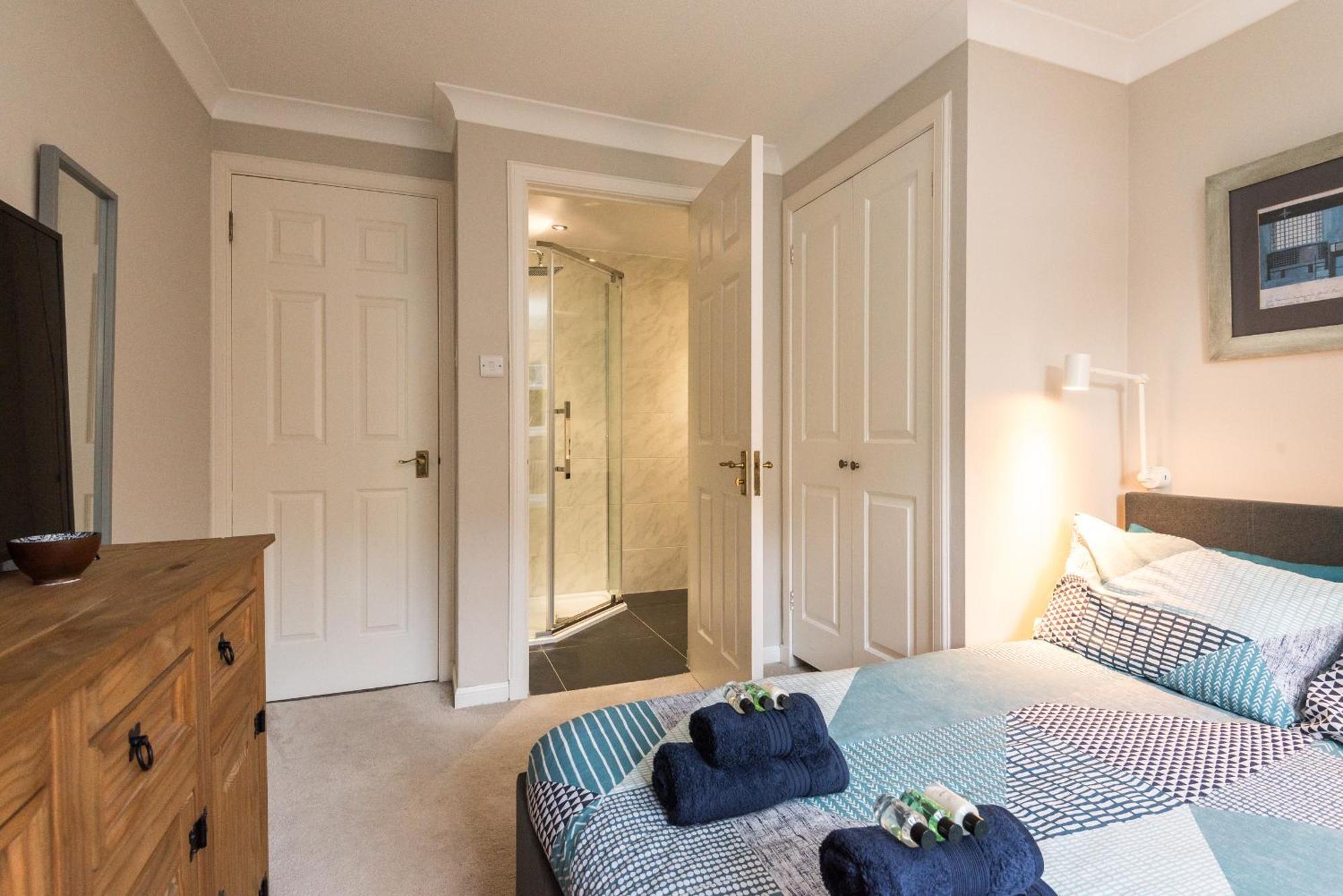 Cosy Roseburn Apartment, - 2 Bedrooms, Free Parking * Edinburgh