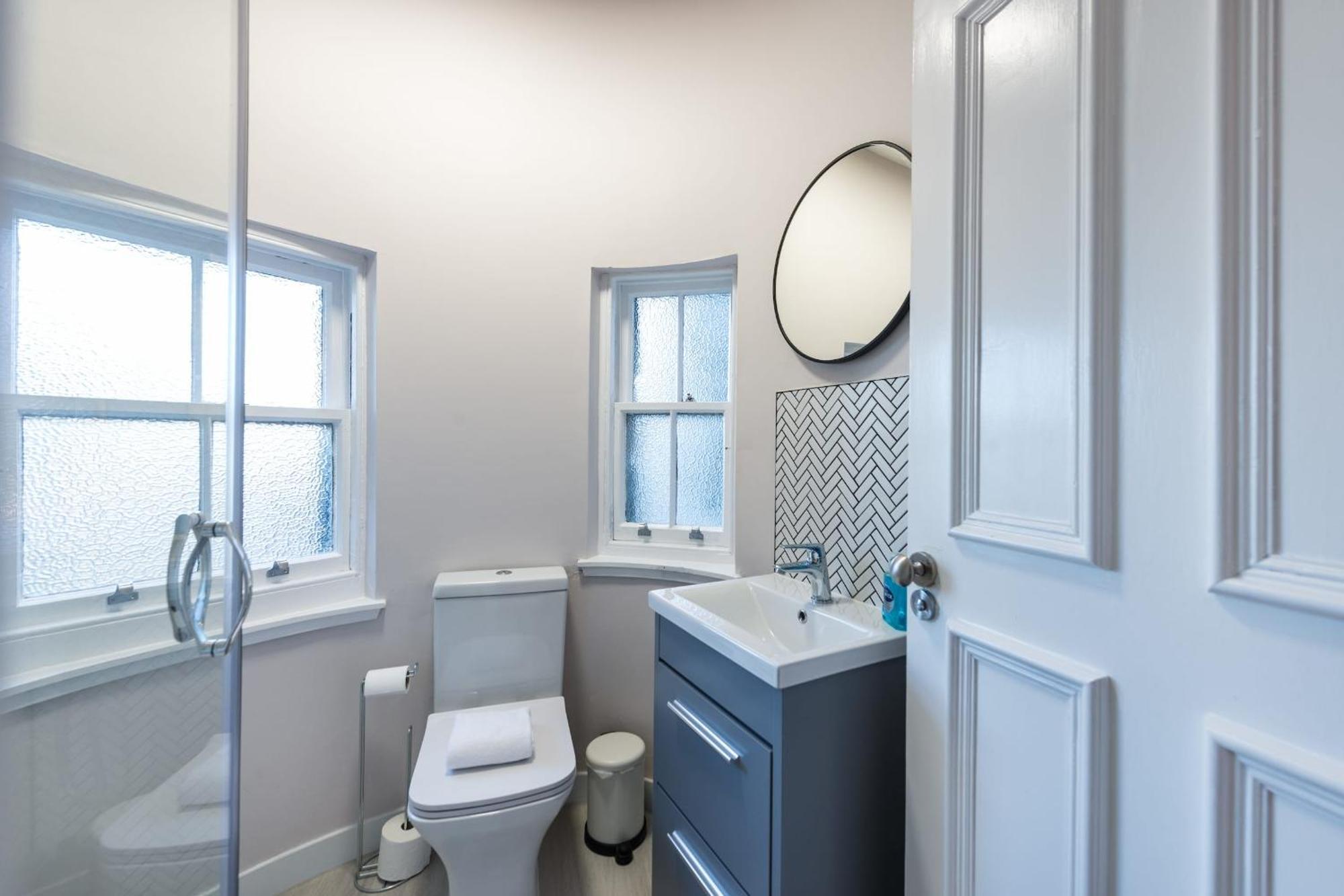 Quiet, 2 Bedroom Royal Mile Gem Apartment