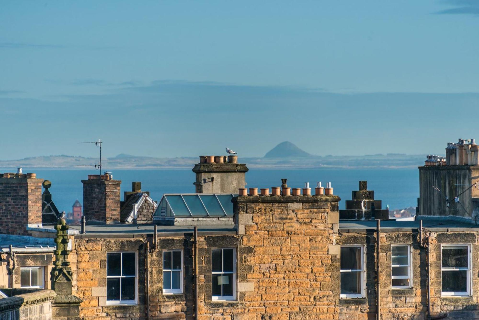 Quiet, 2 Bedroom Royal Mile Gem