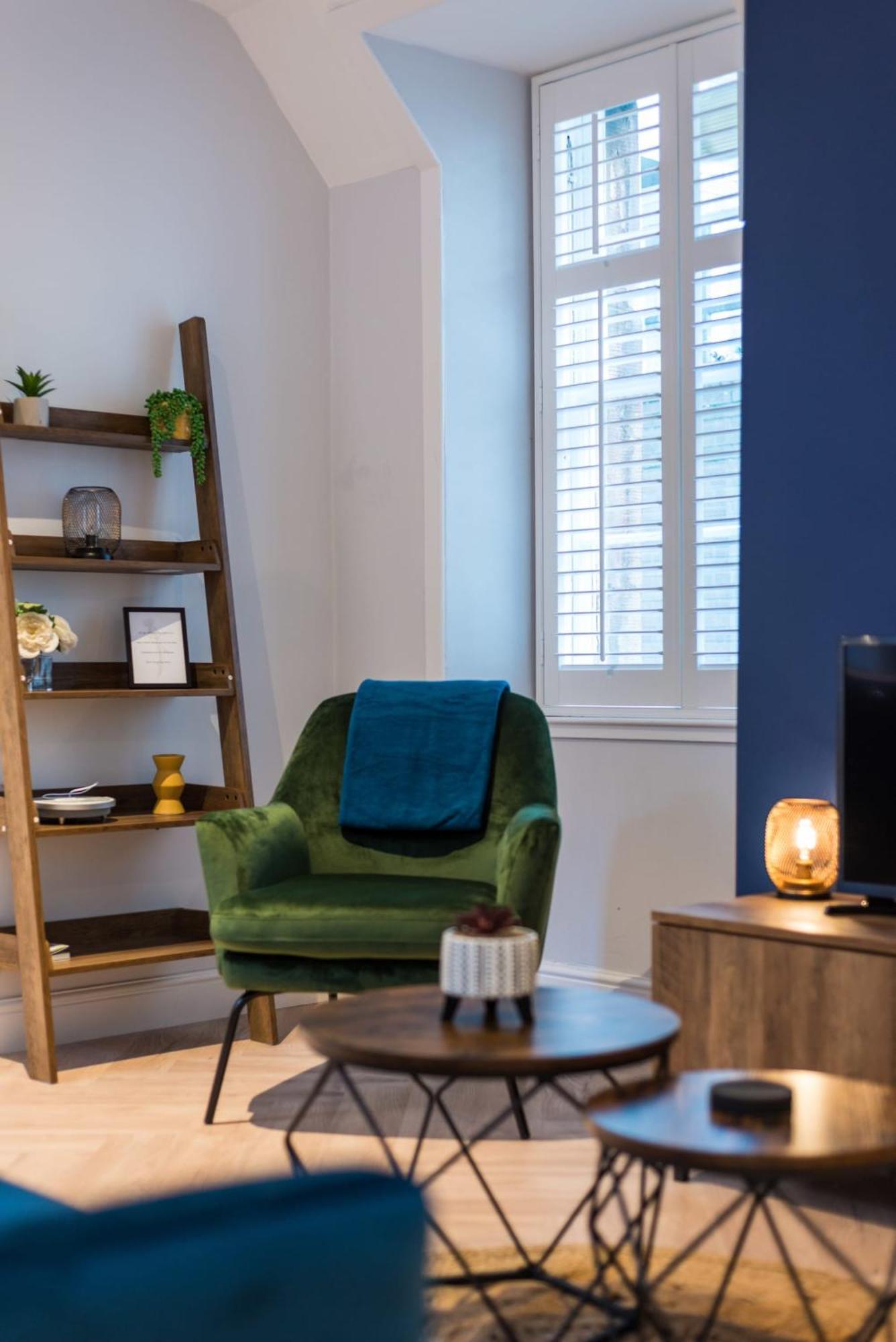 Quiet, 2 Bedroom Royal Mile Gem Apartment *