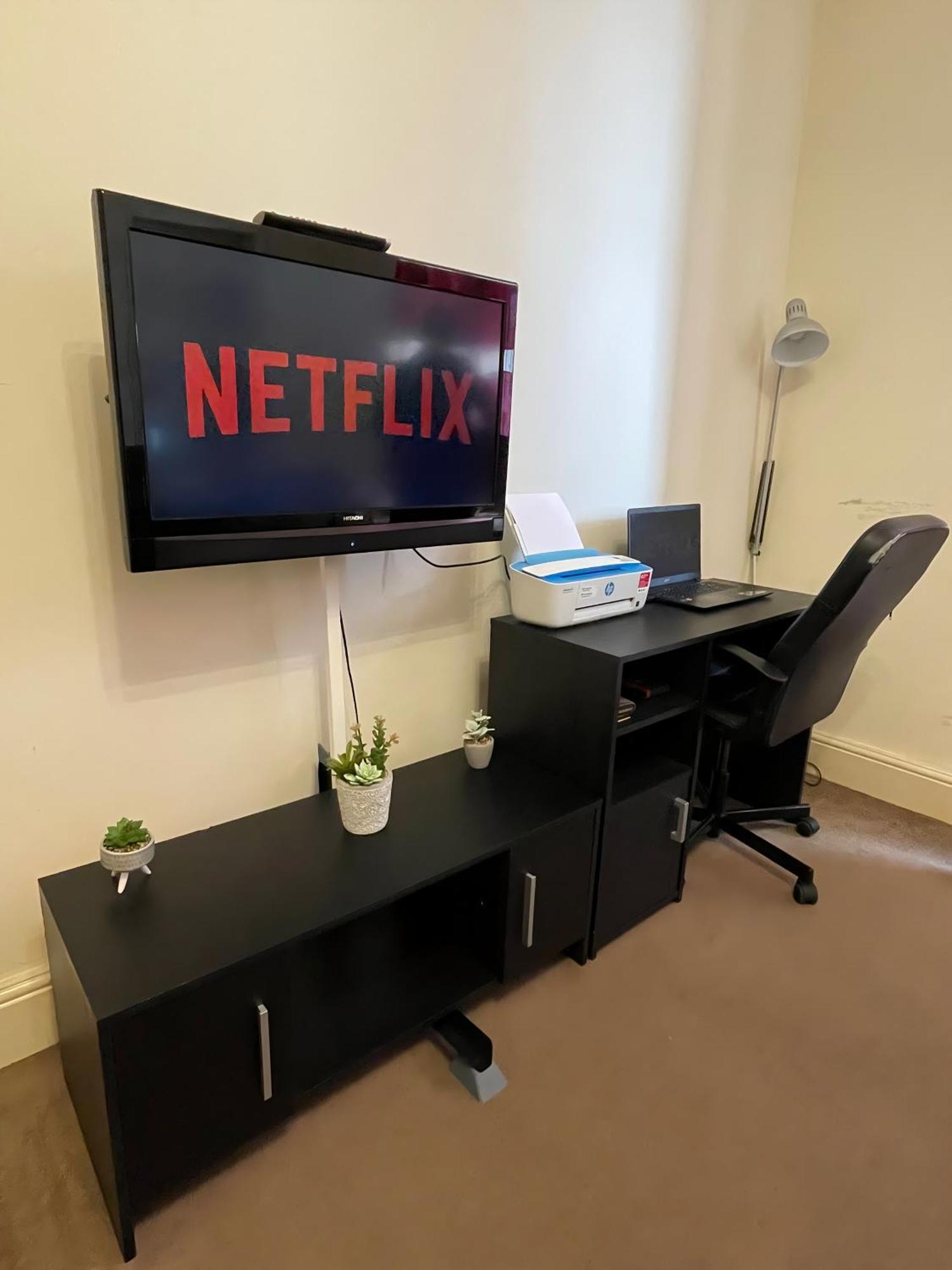 Comfy 2 Bedroom Flat Near City Center Apartment