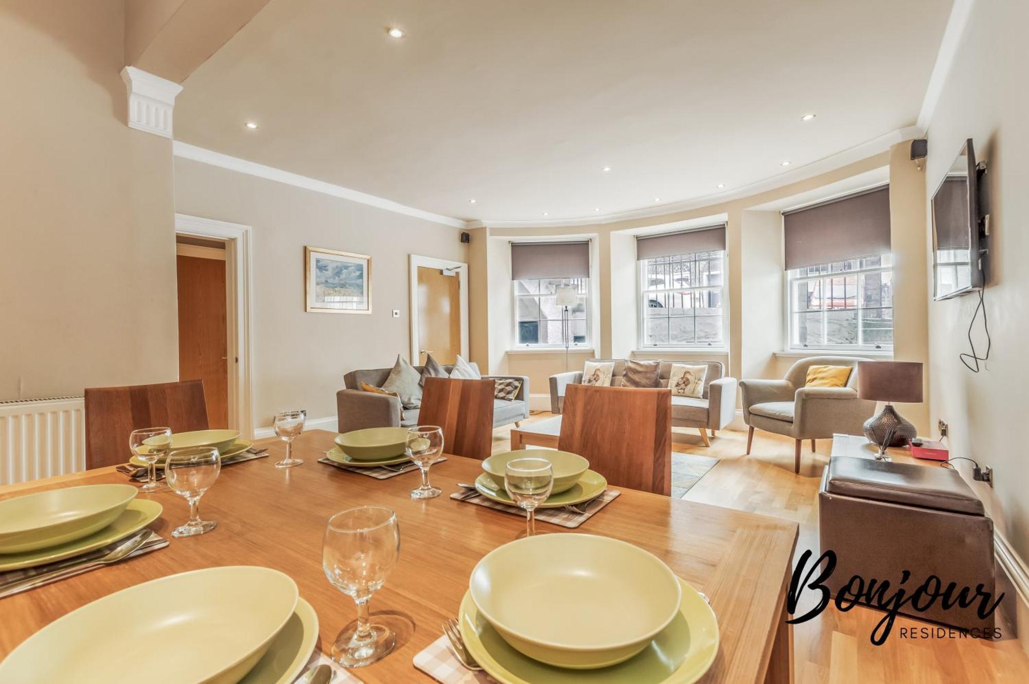 Montmartre Suite: New Town With Parking & Patio * Edinburgh