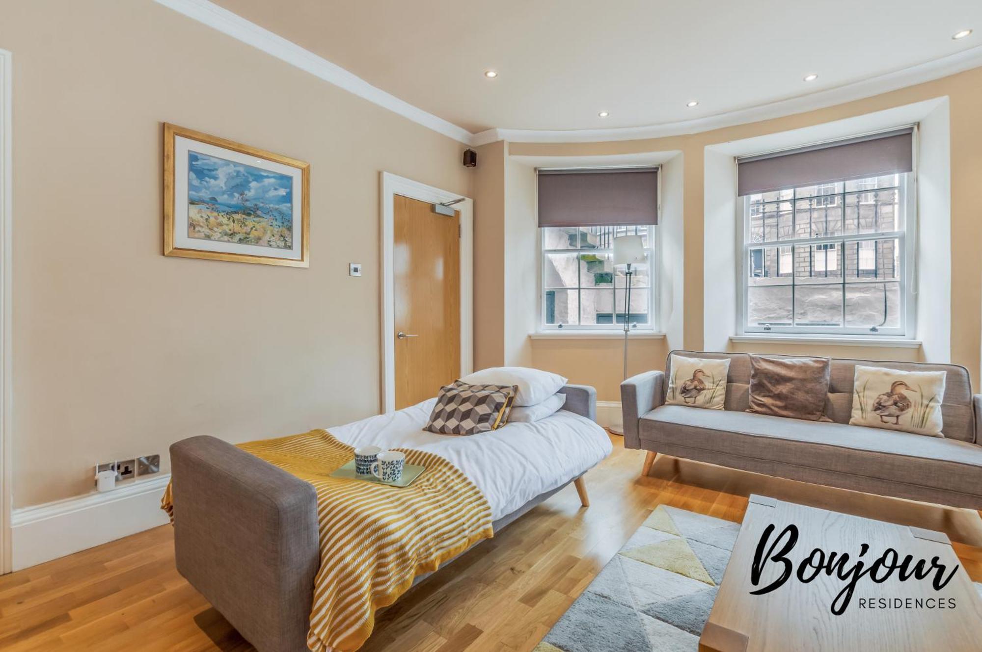 Apartment Montmartre Suite: New Town With Parking & Patio *