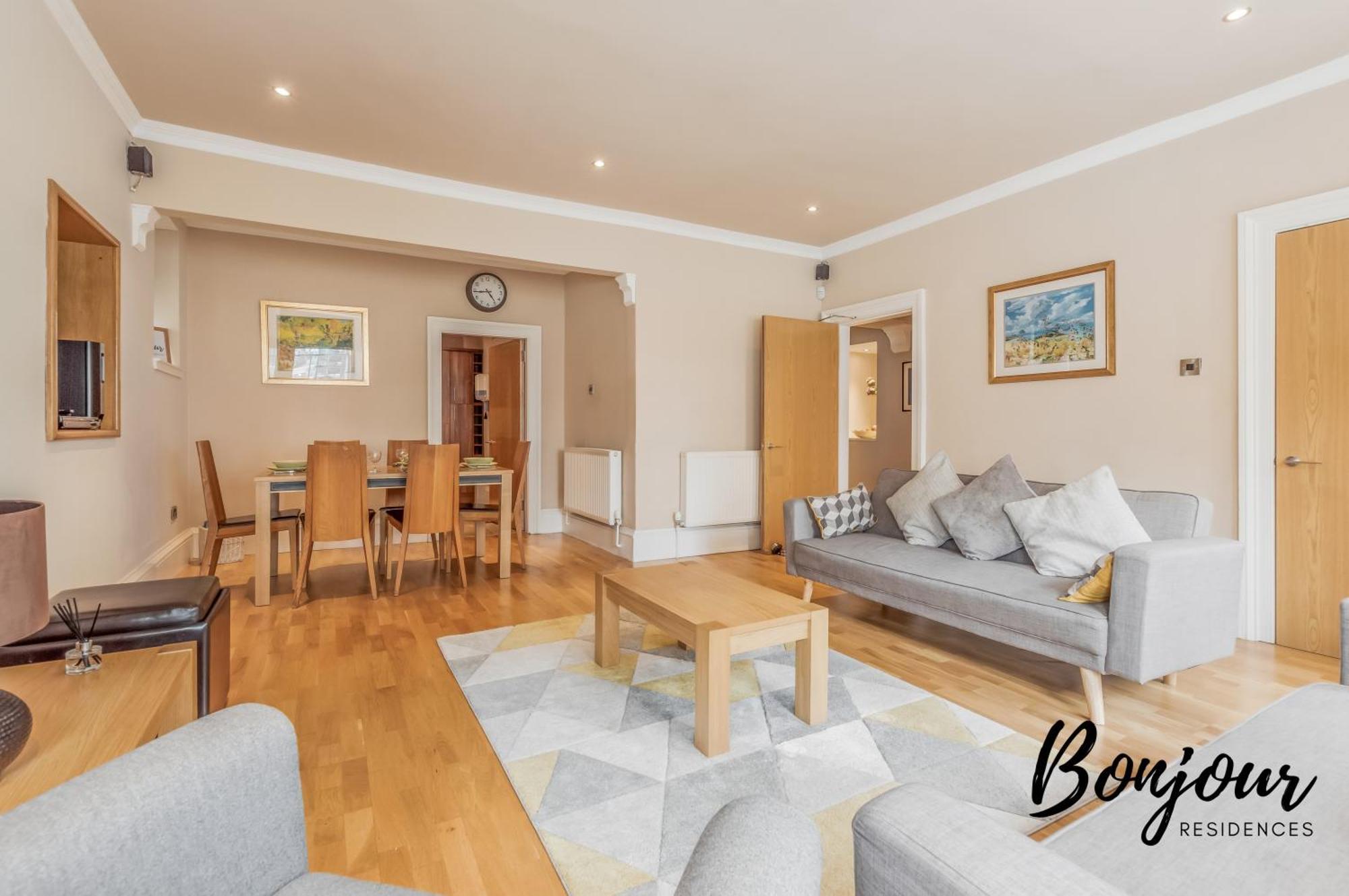 Montmartre Suite: New Town With Parking & Patio