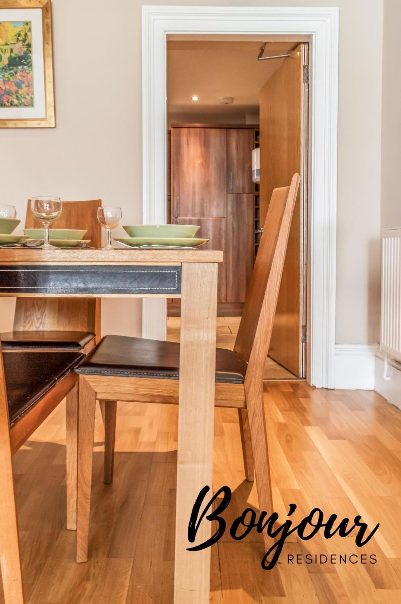 Apartment Montmartre Suite: New Town With Parking & Patio *