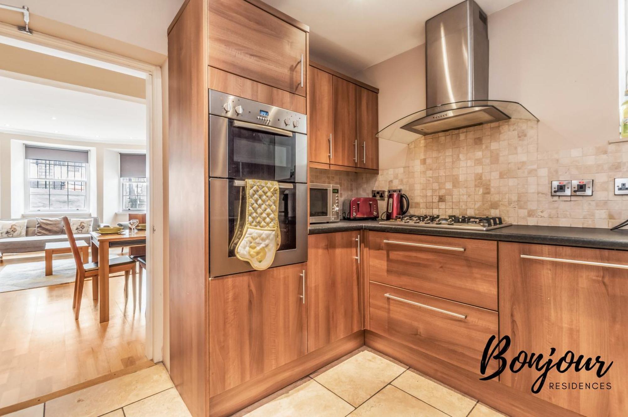 Montmartre Suite: New Town With Parking & Patio