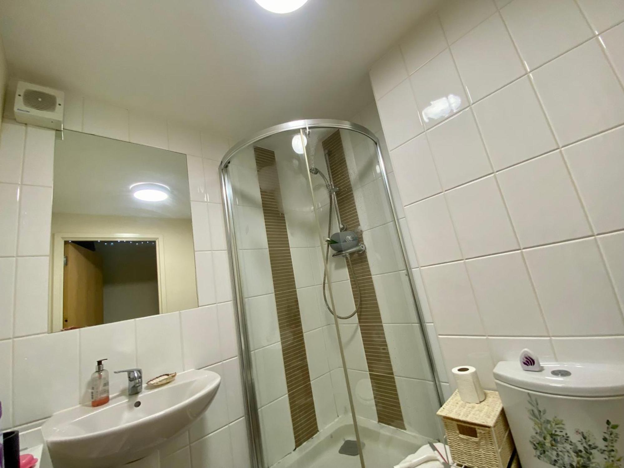 Lovely Double With Private Bathroom And Double With Shared Toilet & Parking Free