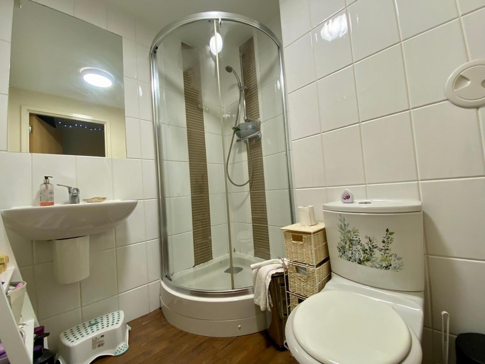 Lovely Double With Private Bathroom And Double With Shared Toilet & Parking Free Privatunterkunft *