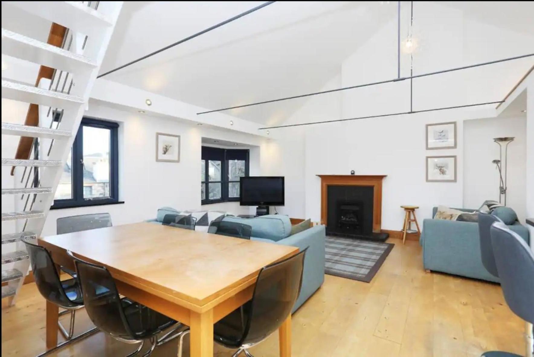 Cozy Mezzanine In Edinburgh's Old Town EDI