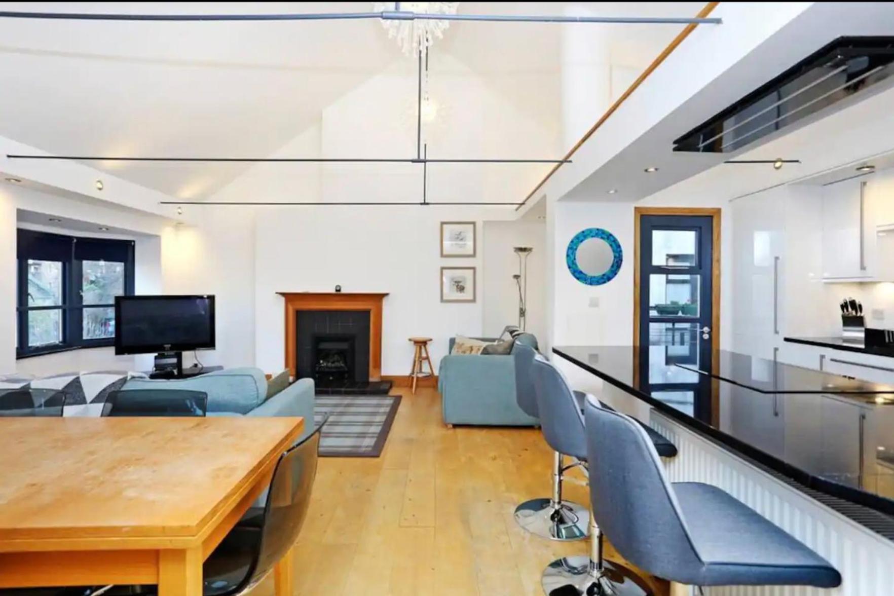 Cozy Mezzanine In Edinburgh's Old Town Apartment *