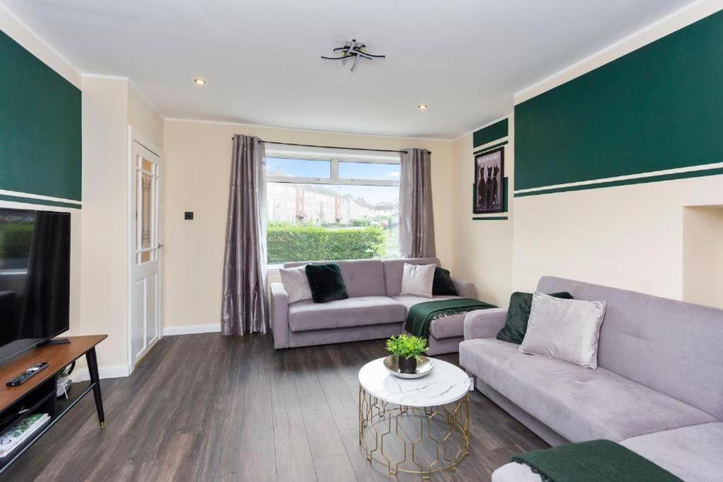 Holiday home Stylish 3 Bed Abode - Parking And Garden *