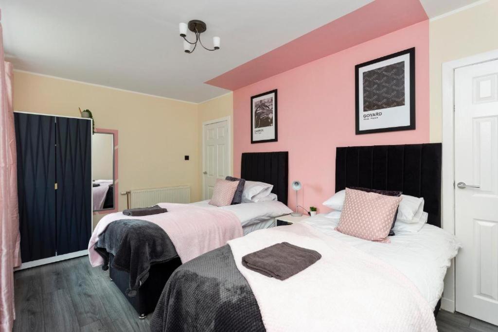 Stylish 3 Bed Abode - Parking And Garden Edinburgh