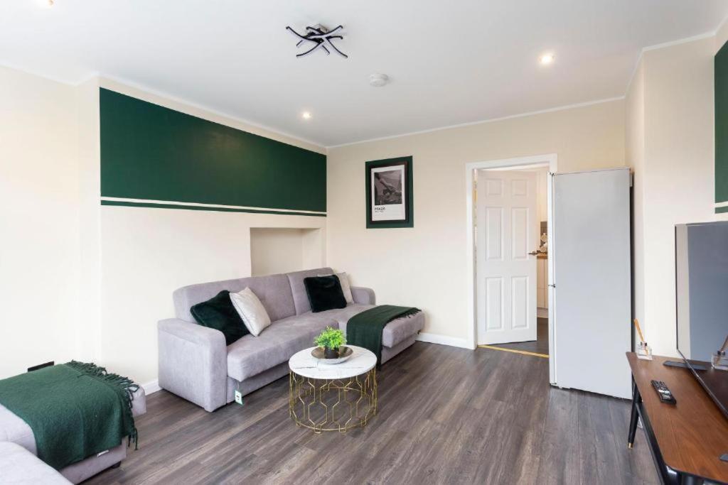 Stylish 3 Bed Abode - Parking And Garden Holiday home