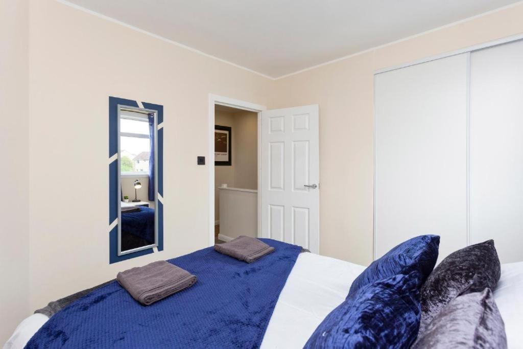 Stylish 3 Bed Abode - Parking And Garden Holiday home *