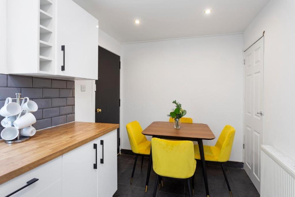 Stylish 3 Bed Abode - Parking And Garden * Edinburgh