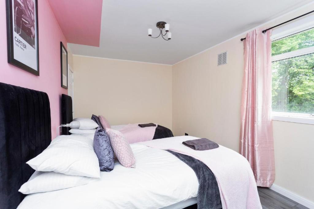 Stylish 3 Bed Abode - Parking And Garden Edinburgh