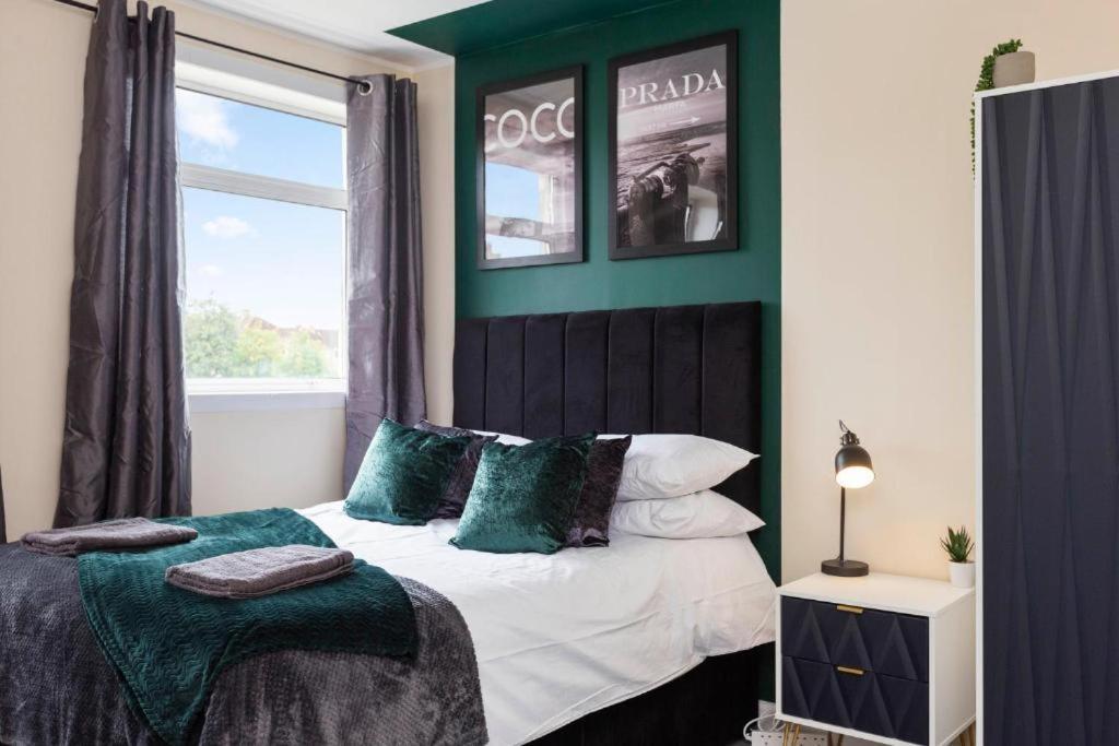 Stylish 3 Bed Abode - Parking And Garden Holiday home *