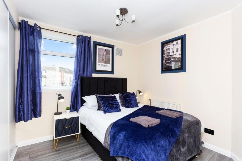Stylish 3 Bed Abode - Parking And Garden *
