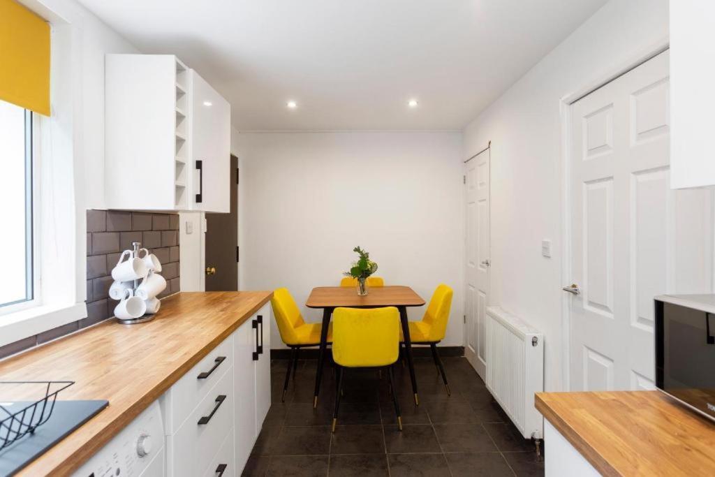 Stylish 3 Bed Abode - Parking And Garden Edinburgh