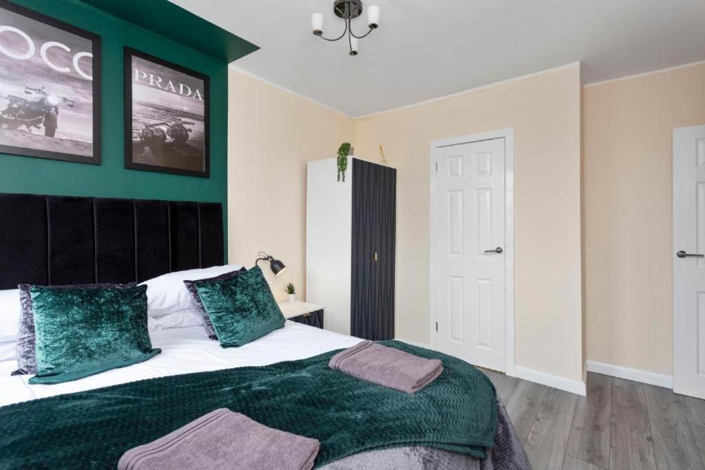Stylish 3 Bed Abode - Parking And Garden Edinburgh