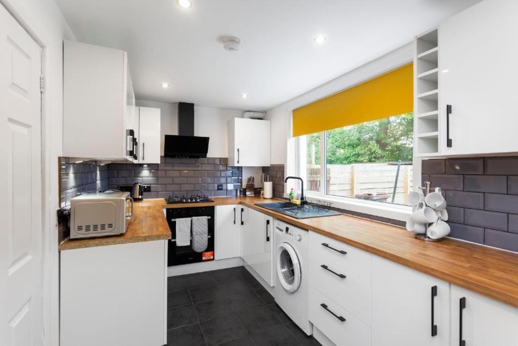 Holiday home Stylish 3 Bed Abode - Parking And Garden