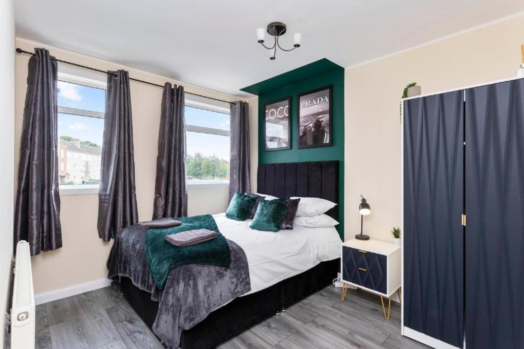 Stylish 3 Bed Abode - Parking And Garden *