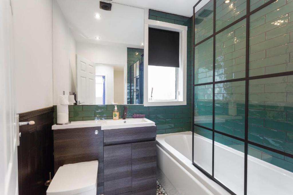 Stylish 3 Bed Abode - Parking And Garden Holiday home *